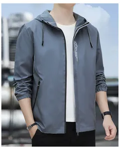 Dettaglio giacca con cappuccio grigia da uomo, chiusura zip, maniche lunghe, stile comodo.