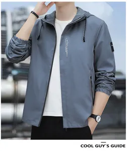 Vista dettagliata della giacca con cappuccio casual da uomo con zip anteriore e coulisse.