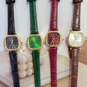 Detalle del reloj de cuarzo cuadrado con correa de cocodrilo y esfera elegante y clásica.