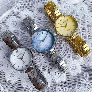 Dettaglio di orologi da donna al quarzo con quadranti in madreperla e cinturino elastico.