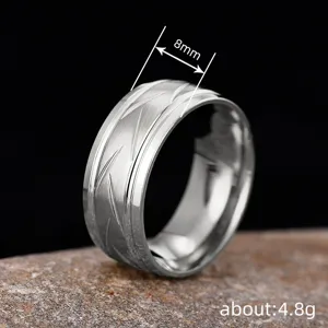 Anillo de banda plateada cepillada minimalista de 8 mm para uso diario, joyería de acero simple.