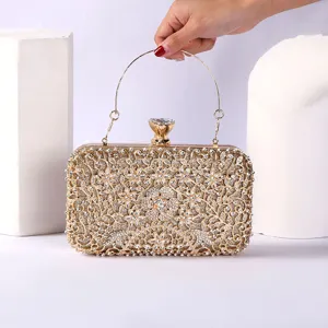 Vue détaillée de la pochette de soirée dorée en strass avec des motifs de cristaux floraux.