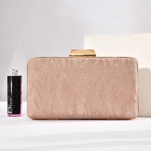 Exquisite Glitzer-Abendtasche mit goldfarbenem Metallrahmen, elegante Party-Handtasche Detail.