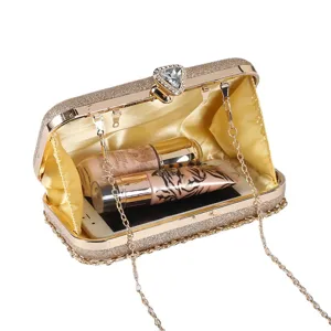 Élégant sac de soirée pochette à paillettes dorées avec fermoir strass et chaîne.