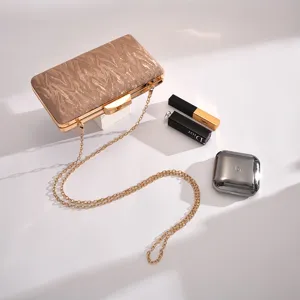 Glänzende Abend-Clutch mit Metallrahmen und goldener Kette, elegantes Party-Accessoire.