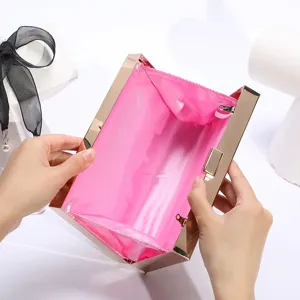 Χρυσή μεταλλική τσάντα clutch για βραδινό πάρτι, λεπτομέρεια εσωτερικής ροζ φόδρας.