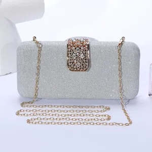 Elégant sac de soirée argenté et scintillant avec chaîne et strass pour les femmes.