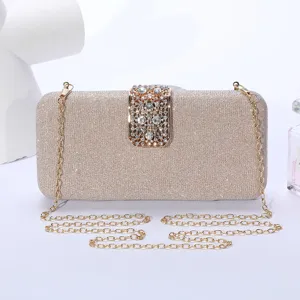 Détail de pochette de soirée strass scintillante, chaîne dorée élégante pour robe de fête.