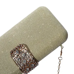 Élégant sac de soirée pailleté pour femmes avec fermoir strass et chaîne dorée.