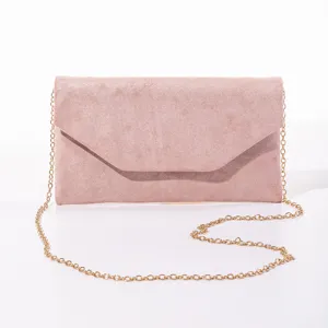 Dettaglio pochette busta in camoscio glitterato, elegante catena dorata e chiusura magnetica.