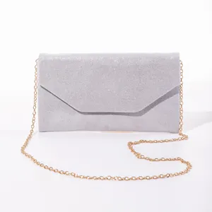 Dettaglio pochette da sera in camoscio glitter con texture argentata e catena dorata.