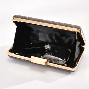 Detailansicht der glitzernden Pailletten-Abendtasche mit goldfarbenem Rahmen und Verschluss.