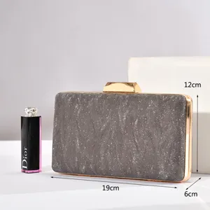 Graue Glitzer Abendtasche mit goldem Rahmen, elegante Partytasche für Damen und Feste.