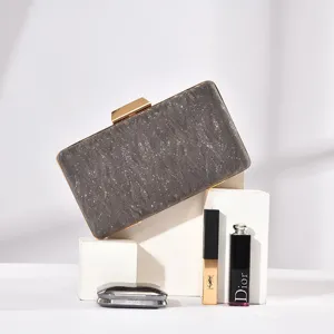 Klassische graue Pailletten-Abendtasche mit goldfarbenen Beschlägen, elegante Partytasche.