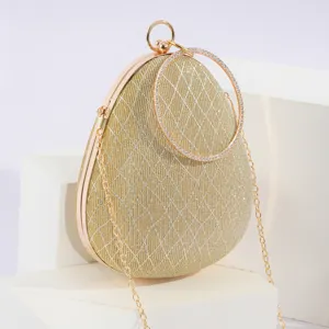 Goldene tropfenförmige Abendtasche Detail, glitzernder Strass-Ringgriff und edle Kette.