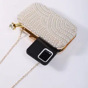 Perlen Abendtasche mit Wellenmuster, goldenem Metallrahmen und feiner Kette für Damen.