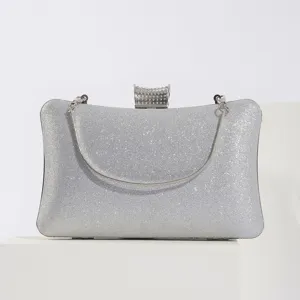 Sac de soirée scintillant argenté avec chaîne en métal et fermoir strass pour fête.
