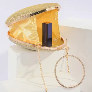 Elegante goldene Abendtasche mit Strass-Ringtürmen, stilvolles Rautenmuster-Design.