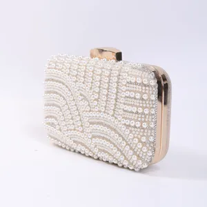 Elegante Perlen Abendtasche Clutch mit glitzernden Strasssteinen und goldenem Metallrahmen.