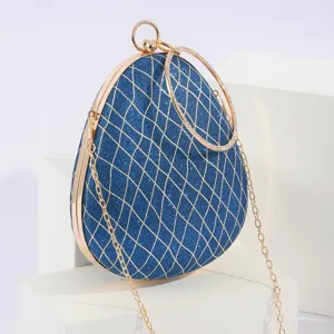 Blauer Glitzer-Tropfen-Abendtaschen-Detail, elegantes Rautenmuster mit goldener Kette.