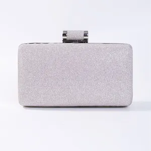 Detalle bolso de fiesta con purpurina plateada, elegante cierre metálico, bolso elegante.