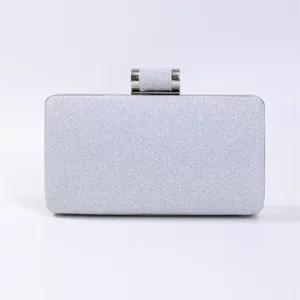 Elegante bolso de mano plateado con purpurina y cierre metálico para fiesta de mujeres.