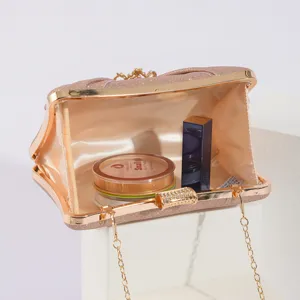 Sac de soirée scintillant en strass avec bandoulière chaîne montrant l'intérieur spacieux.