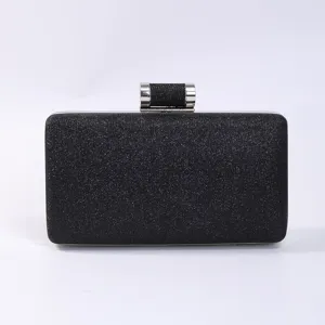 Elegante bolso de noche negro con purpurina y herrajes plateados para fiestas de mujeres.