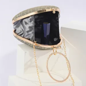 Elegante Abendtasche in Tropfenform mit Strass-Ringgriff und goldener Kette für Damen.
