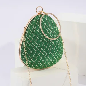 Glitzernde tropfenförmige Abendtasche in Grün mit goldenem Gittermuster und elegantem Griff.