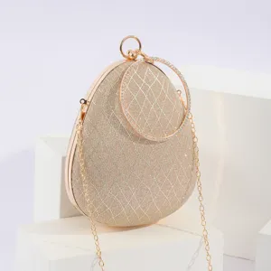 Elegante Tropfen-Abendtasche mit glitzernder Oberfläche und schönen Strass-Griffdetails.