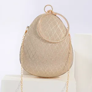 Elegante goldene Glitzer Tropfen Abendtasche mit Strass Ring Griff und langer Metallkette.