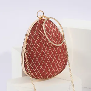 Rote tropfenförmige Abendtasche mit Diamantgittermuster, Strassringgriff und Metallkette.
