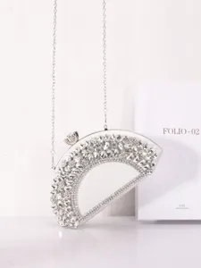Élégant sac pochette en strass en forme d'éventail avec chaîne pour fête de femmes.