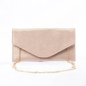 Detailopname van de glinsterende suède avondtas met fijne glittertextuur en elegante gouden ketting.