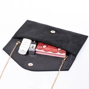 Detail van de zwarte glitter suete avondtas met gouden ketting en een ruim opbergvak binnenin.
