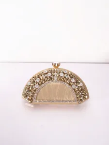 Vue détaillée de l'élégant sac de soirée éventail en strass avec des ornements étincelants.