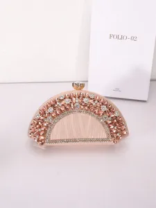 Superbe pochette de soirée éventail en strass avec fermoir métallique pour robe de fête.