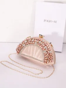 Exquise pochette de soirée éventail en strass rose, détails de chaîne dorée et fermoir chic.