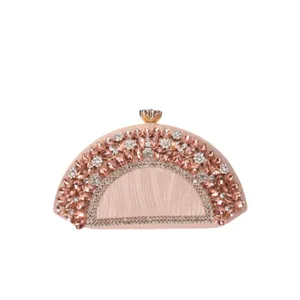 Élégant sac clutch de soirée en strass en forme d'éventail pour fête de femmes.