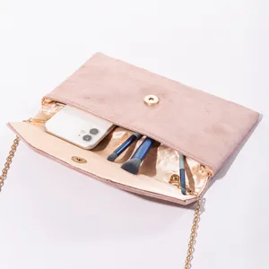 Dettaglio interno della borsa da sera in camoscio rosa con spazio per smartphone.