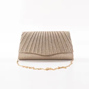 Nahaufnahme der eleganten glitzernden Plissee Abendtasche mit feiner goldener Kette.