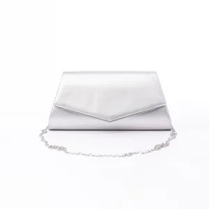 Dettaglio borsa a pochette busta argentata con tracolla a catena e finitura liscia.