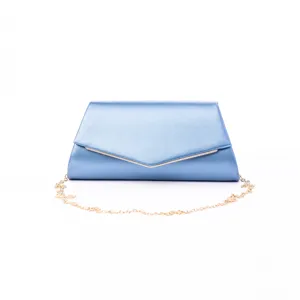 Primo piano dettagliato dell'elegante pochette da sera in raso azzurro con catena.