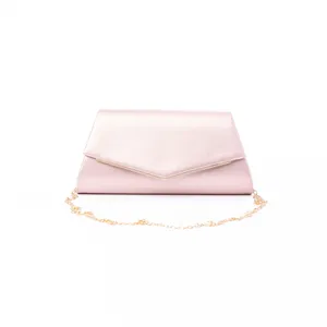Elegante borsa da sera in raso rosa con tracolla a catena dorata per feste formali.