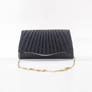 Detailansicht der schwarzen Glitzer Abendtasche mit edlem Plissee und goldener Kette.