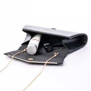 Vista dettagliata di un'elegante borsa da sera nera con catena dorata da donna.