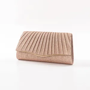 Detailansicht der glamourösen, champagnerfarbenen Glitzer Plissee Abendtasche mit Metalldekor.