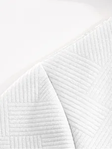 Vue rapprochée de la texture du tissu de la chemise jacquard blanche pour homme à manches longues.