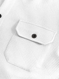 Détail de chemise à manches longues jacquard pour homme avec poche et boutons texturés.